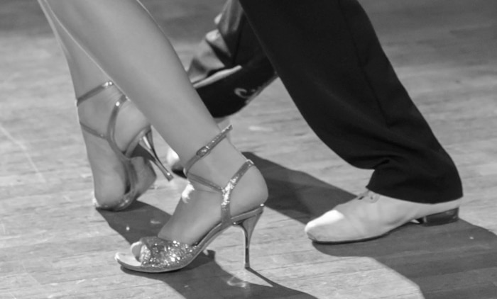 Offene Tanzschuhe mit Riemchen und Absatz in silber