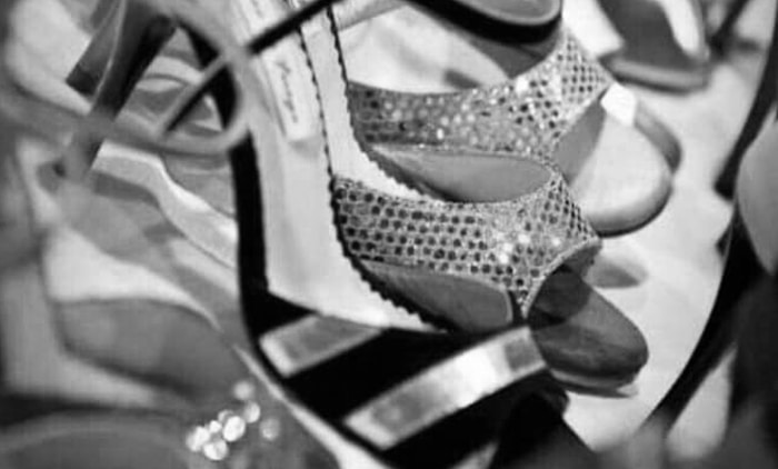 Damenschuhe in schwarz und silber mit hohem Absatz